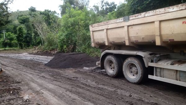 Caminhão descarregando neobrita
