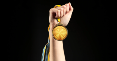 Atletas ganham medalhas.